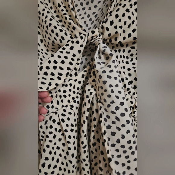 VICI Flawless Well Behaved Printed Pocketed Tie Romper. Size small - Picture 12 of 16